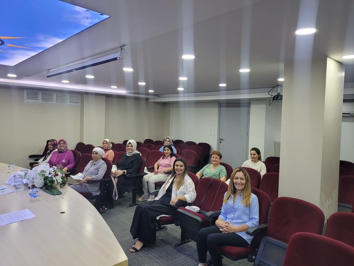 akkadintekirdag's tweet photo. İl Kadın Kolları Başkanımız @nihalerdogan19 Başkanlığında haftalık olağan İl Yönetim Kurulu toplantımızı gerçekleştirdik..
@AKKADINGM
@aysekesir
@av_aligumus #Akkadintekirdag  #NihalErdoğanKöşdere https://t.co/EMorgGcxuc
