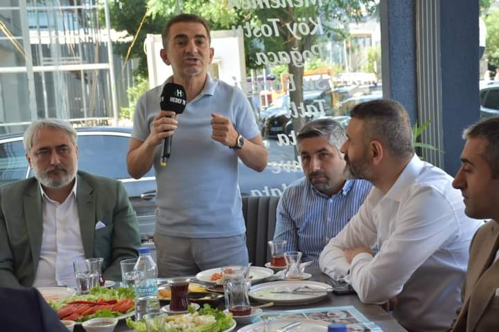 Başkanımız Sayın #BülentÖzdemir,
Gebzesporun Hafta sonu yapılacak olan Kongre öncesinde, #Gebzespor Başkan Adayları ve Gebze Basınının bir araya geldiği programa katılarak, 
Hafta sonu yapılacak olan Kongres için Başkan Adaylarına başarılar diledi
#HerşeyGebzeİçin
<a href="/blent98314444/">Bülent özdemir</a>