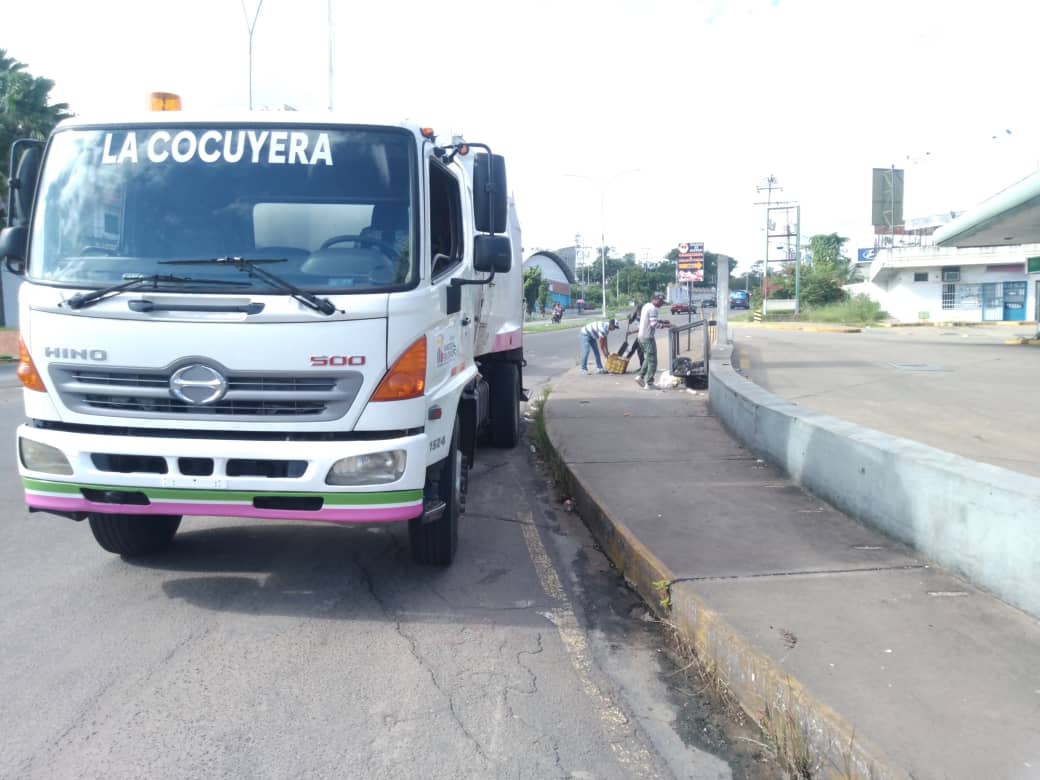 Seguimos en el mantenimiento y recolección de los desechos sólidos en nuestra Ciudad Bolívar Bonita
Equipo atómico en plena faena
#GestiónSergioHernández
#ConMaduroPaLante 
@comandosergioh 
@amarcanopsuv 
@cbosgm2