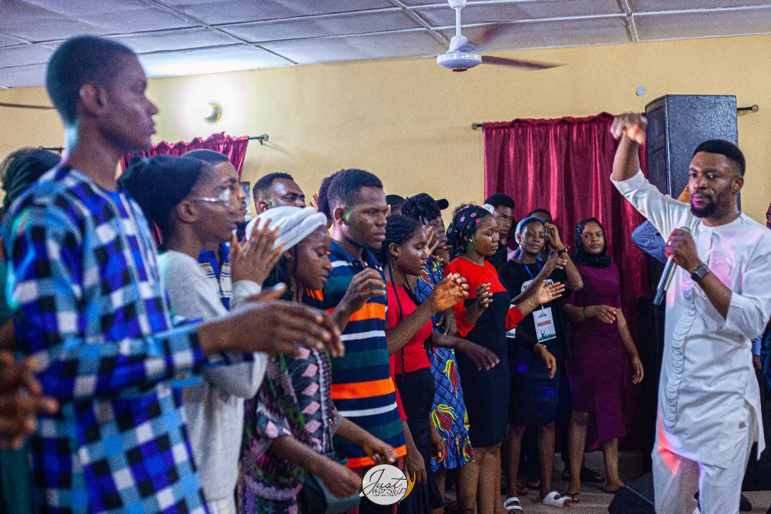 justworshipint's tweet photo. Just worship at Esut teaching Hospital Enugu , the light of God is here https://t.co/1GsOHJ5Mu1