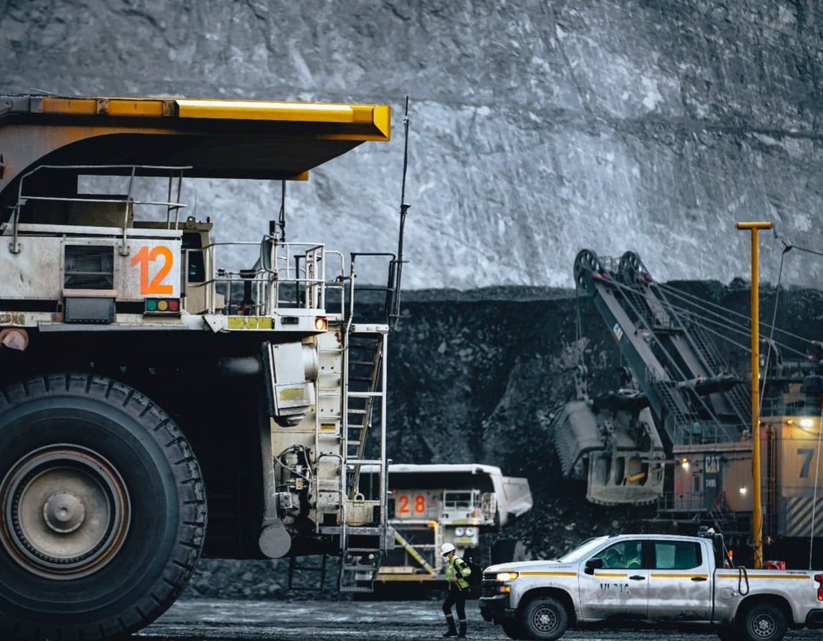 Outletminero's tweet photo. ¡Que tal este #yucle frente a un vehículo normal! 🛠️🕹️Buen juego de dimensiones.🕹️🛻

¡Qué tengan un excelente día!🪨👷🏻‍♂️

📸IG: simim_peru

#minería  #mina  #mininglife #minería #mining #miningphotog #equipoperforacion https://t.co/sEba4iOGZi