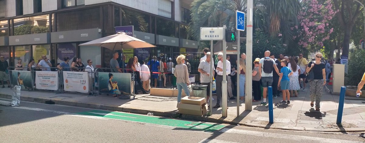 CollecCitoyen06's tweet photo. Une queue interminable à l'agence @lignesdazur de personnes souhaitant un titre de transport. Comme dit G. #Nofri, que les scrupules n'étouffent pas, ces ''retardataires ne devraient pas trop la ramener''... M'en bâti, @GaelNofri, des Niçois et des touristes ? https://t.co/gxAkLO8y9i