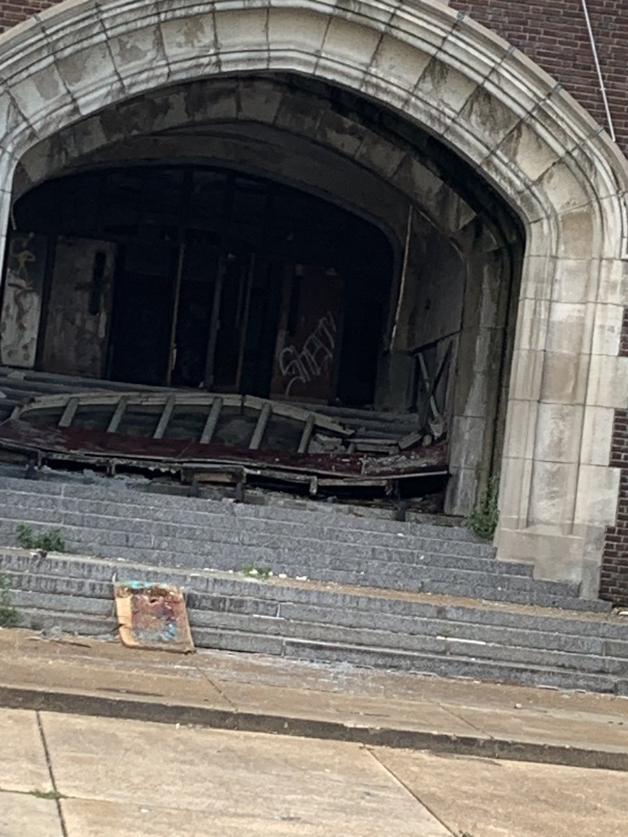 roomainstl's tweet photo. @stlcsb Cleveland HS door down. https://t.co/M5RkFAE7XF