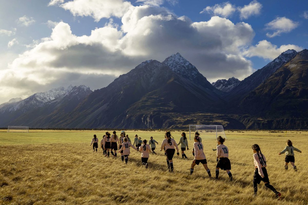 Canchasxelmundo's tweet photo. ⚽ Con el objetivo de seguir promoviendo la Copa Mundial Femenina, construyo una canchita al pie de las montañas. Se organizó un partido entre dos equipos femeninos locales, llamados Pukaki y Tekapo. https://t.co/QWpy9I2oPP