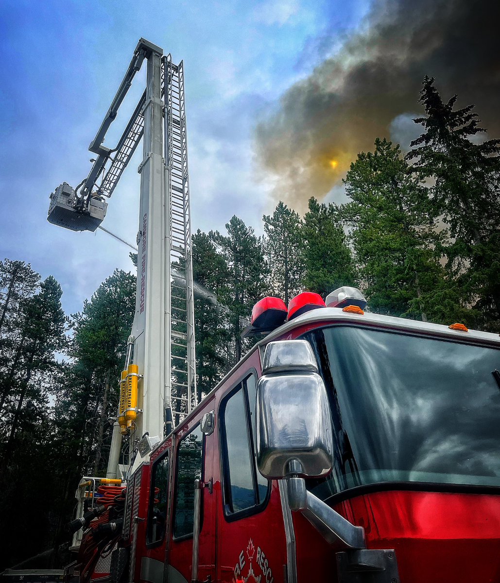 FIREFIGHTING THUNDER LIZARD
Canmore Fire Rescue’s 100’ Bronto Skylift operating on the delta side of the fire at the staff accommodation in Lake Louise.
Brontosaurus means “thunder lizard”. It's a big, expressive name, and very evocative of a modern fire attack behemoth.