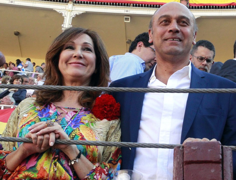 FonsiLoaiza's tweet photo. Juan Muñoz es el marido de Ana Rosa Quintana, contrató al excomisario Villarejo en las cloacas y llegó a un pacto con Fiscalía para eludir la cárcel. Acaba de dar un pelotazo urbanístico en El Palmar, playa virgen de Cádiz,con 12 M€ por la venta de terrenos para un hotel de lujo https://t.co/duCpzF3RBw