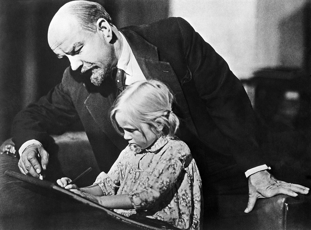 upholdreality's tweet photo. LENIN (1918): "The history of modern, civilized America opened with one of those great, really liberating, really revolutionary wars... That was the war the American people waged against the British robbers who oppressed America and held her in colonial slavery, in the same way as these “civilized” bloodsuckers are still oppressing and holding in colonial slavery hundreds of millions of people in India, Egypt, and all parts of the world."