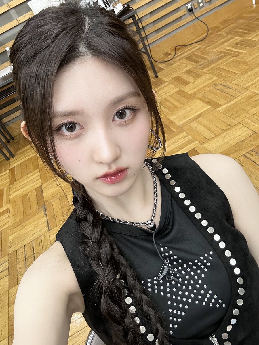 IVE_twt's tweet photo. 🩶🖤🩶🖤

#IVE #아이브 #GAEUL #가을 https://t.co/loZuR3Pi3r