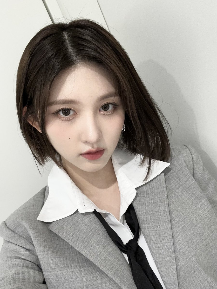 IVE_twt's tweet photo. 🩶🖤🩶🖤

#IVE #아이브 #GAEUL #가을 https://t.co/loZuR3Pi3r