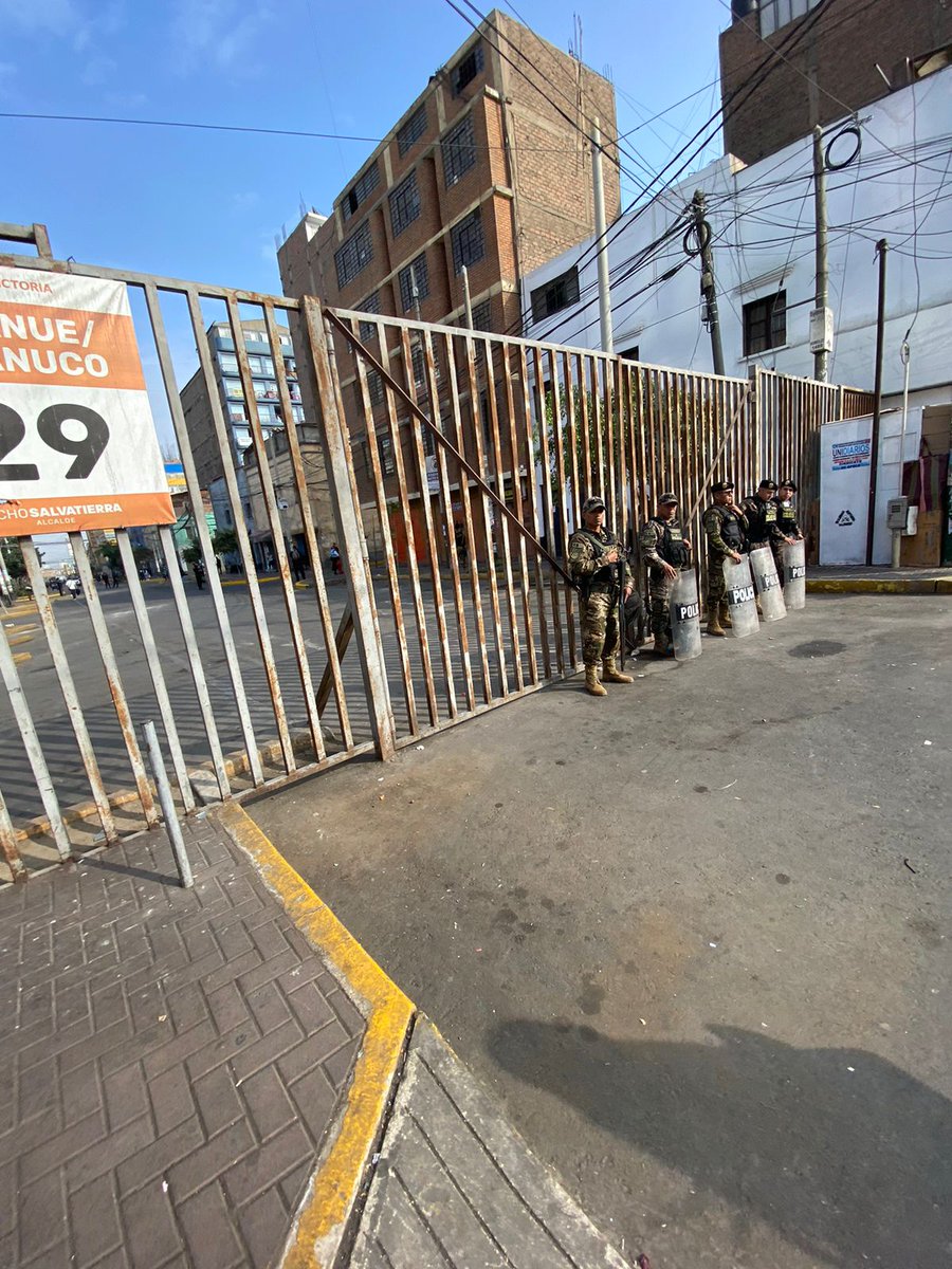 FranjoBaskovic's tweet photo. 🤯 Así luce GAMARRA a estas horas de la mañana tras una exhaustiva operación hacia los "ambulantes".

#Gamarra https://t.co/PczYGM6AP6