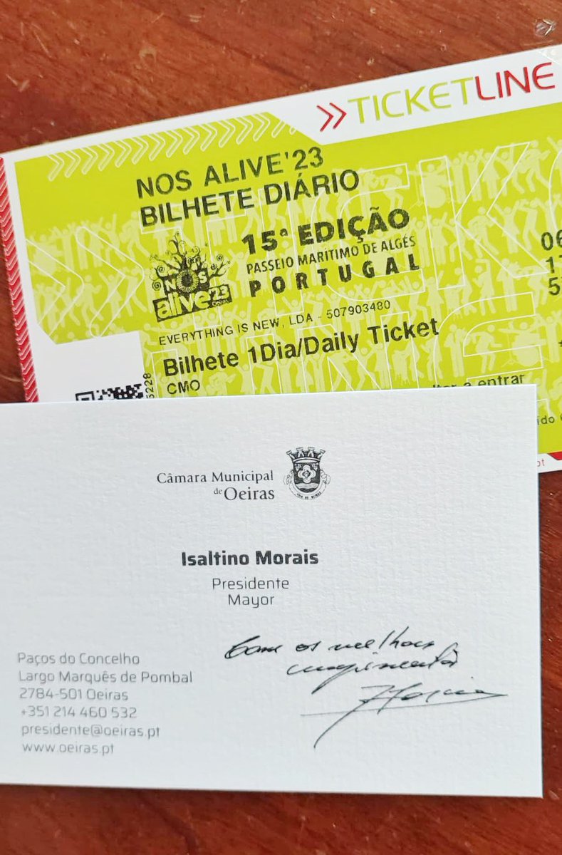 LiberalPT's tweet photo. 💶 As isenções e os apoios são dados de forma discricionária pela Câmara Municipal de Oeiras a operadores económicos, usando o dinheiro dos contribuintes. Os bilhetes são entregues assim, em nome de Isaltino Morais.

"É costume." https://t.co/tACrrmWgCP