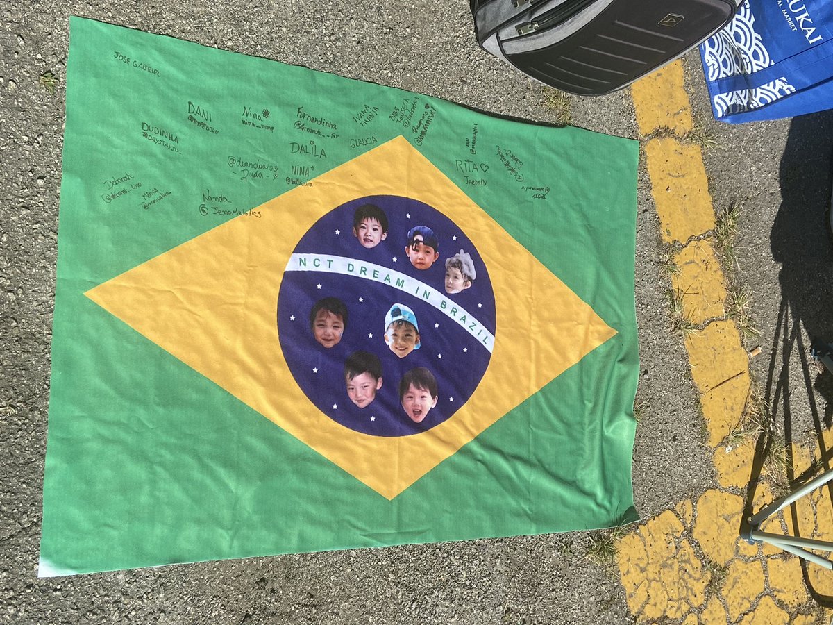 dreambr_projeto's tweet photo. 💚 | NCTZENS ATENÇÃO!

A bandeira foi entregue para umas amigas da adm que estão passando na fila para assinar. Quem quiser colocar seu nome avisa aqui e onde está! https://t.co/iYc9pIkOoB