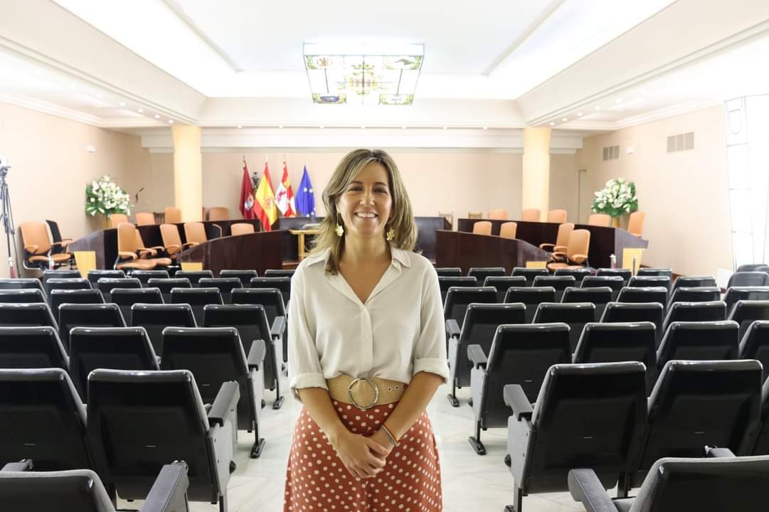 AnaPenalosaIU's tweet photo. 😊Hoy he tomado posesión de mi acta de diputada. 

Un nuevo reto que desde @IUsegovia tenemos por delante, un trabajo conjunto, con el firme compromiso de defender el bienestar y la calidad de vida de todas las personas que viven en los diferentes municipios de nuestra provincia. https://t.co/sPQNtgPnm4