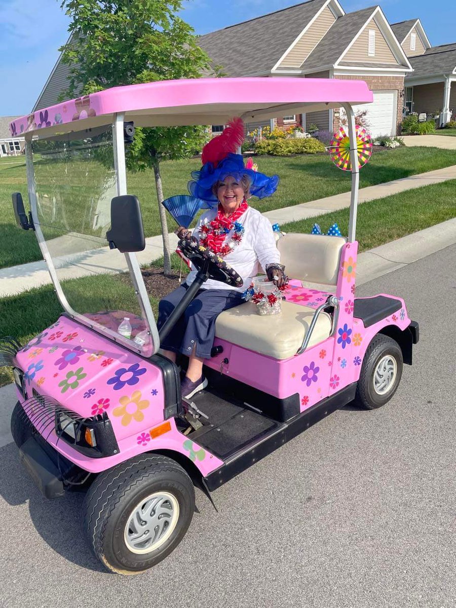 TheHappyBus's tweet photo. Happy 4th of July from my sister Barbara on her golf cart “Tootsie”. She gives out tootsie rolls in the neighborhood parade! 💋🇺🇸💙🇺🇸❤️ https://t.co/6cQ2d6ZCCd
