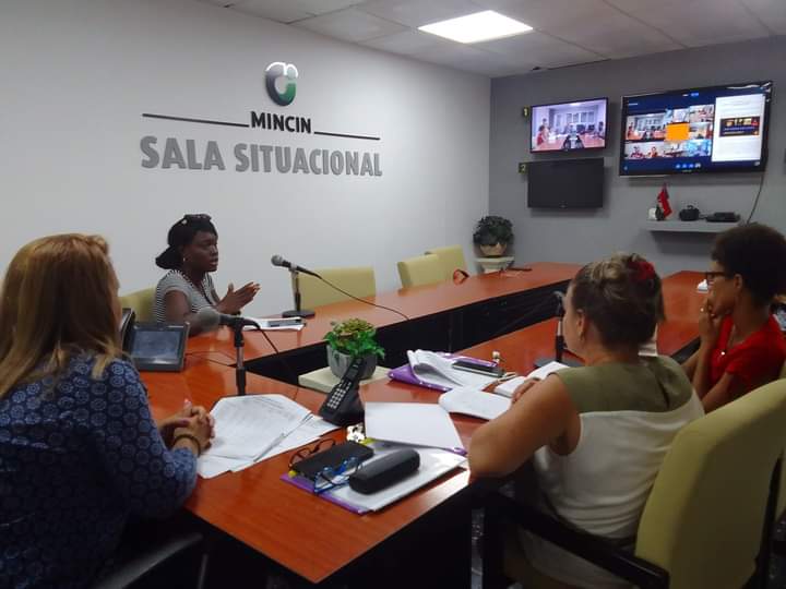RegistroCentral's tweet photo. 📢Actualización sobre el proceso registral en videoconferencia. Jefes de Filiales rindieron cuentas sobre las tramitaciones de las licencias de los actores económicos no estatales en junio, y sobre las inspecciones para combatir las ilegalidades.
#ComercioCuba 
@BetsyDazVelzqu2 https://t.co/N4zD15NJ78