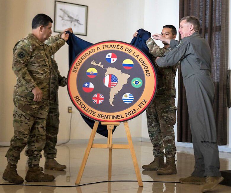 mustaf4ibr4him's tweet photo. Mientras todo pasa, la diplomacia británica sigue cooptando a los militares de nuestros vecinos para rodearnos el rancho.

¿Creía Ud. que se iban a quedar de brazos cruzados en esta III Guerra Mundial frente a los ingentes recursos de nuestro territorio?

Compréndalo, argentino: las potencias imperiales sólo son potencia mientras sean imperialistas, porque la riqueza la tenemos nosotros. Ellos lo único que tienen es inteligencia para vender humo.

¿Y nosotros cuándo vamos a empezar a usar la inteligencia para desarrollar nacionalismo y defender lo nuestro para que nuestra gente la pase un poco mejor?

Abra el ojo, argentino. El coronel Seineldín estaba en lo cierto sobre estos muchachos y sobre los cipayos entre nosotros que a ellos les abren las puertas.