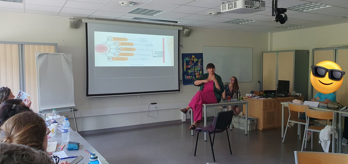 Ouverture du bal des intervenantes du module PROMO <a href="/UEteSante/">Université d'été francophone en santé publique</a> par la fantastique A Laurent <a href="/cote_pas/">Pas De Côté En Santé</a> #DémarcheCommunautaire #Participation #empowerment #Coconstruction et même #Codécision💪😍 Avec Séverine @Fnes_Ireps on écoute attentivement !