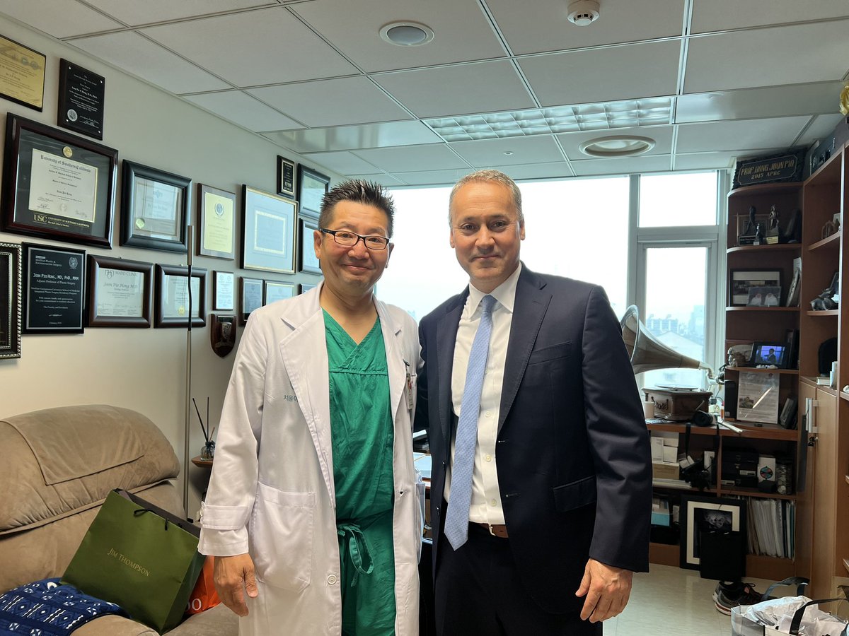 MattLemay1269's tweet photo. The field of microsurgical robotics in Asia has begun. Asan Medical Center in Seoul South Korea is the first to work with Symani led by Professor JP Hong. Dr JeongMok Cho completed the first animal procedure as we file for reg approval. The next frontier in microsurgery is here! https://t.co/tdruHGpYMm