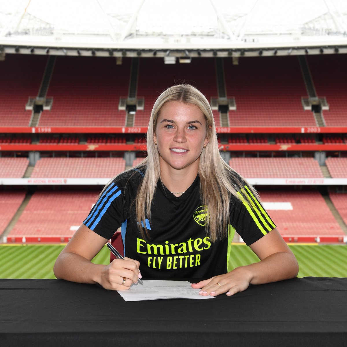 ArsenalWFC's tweet photo. Official: @AlessiaRusso7 is a Gunner ✍️