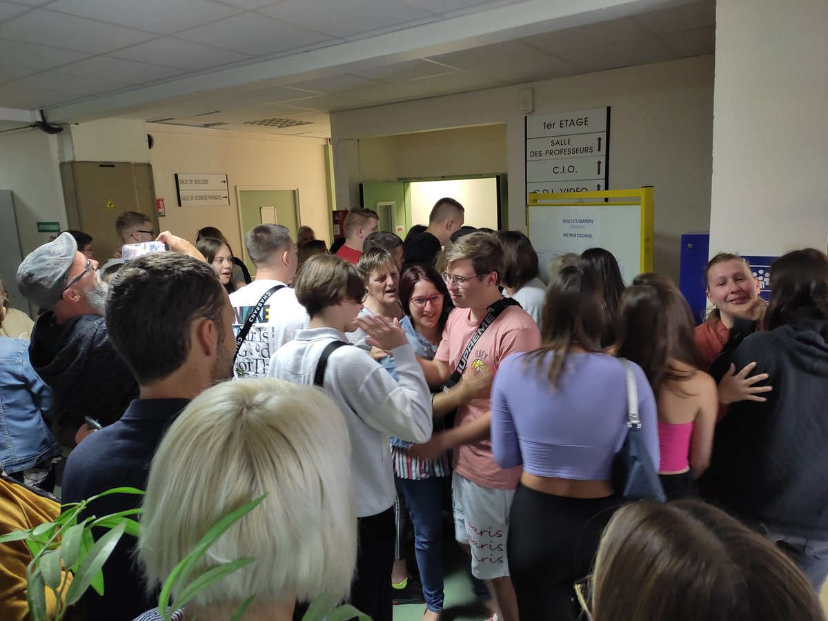 LyceeAlfred's tweet photo. Les résultats du #Bacpro2023 et du CAP sont affichés !
Félicitations aux heureux lauréats !👏
C'est parti pour de nouvelles aventures !👍 https://t.co/HHifXoYqtA