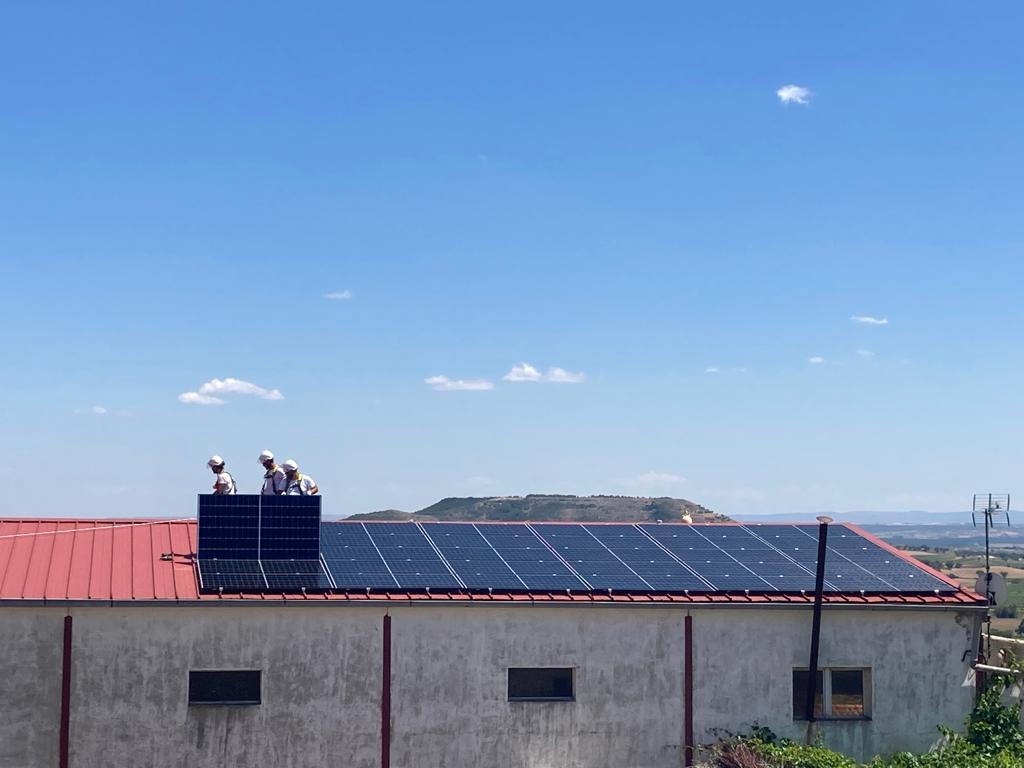 Después de meses de espera, ¡Por fin damos inicio a la instalación fotovoltaica en #Guzmán!☀️🌾🤩 Proyecto impulsado gracias a nuestra #ComunidadEnergética, al asesoramiento de @energeticacoop y al apoyo del @IDAEenergia, del PRTR a través de los fondos #NGEU.