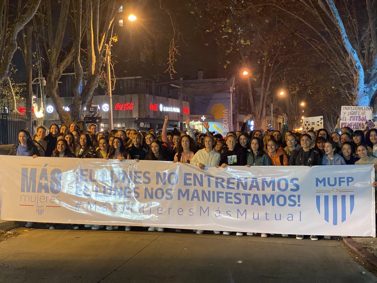 DivinoJuventud's tweet photo. Ayer no fue un día más… ayer fue el día en el que tuve el inmenso orgullo y la alegría de poder acompañar a las futbolistas en su lucha por ocupar el espacio que deben ocupar y se les niega.
ESTAMOS JUNTAS! ✊🏼 gracias a todas por la confianza. https://t.co/LAQhcUlk7P