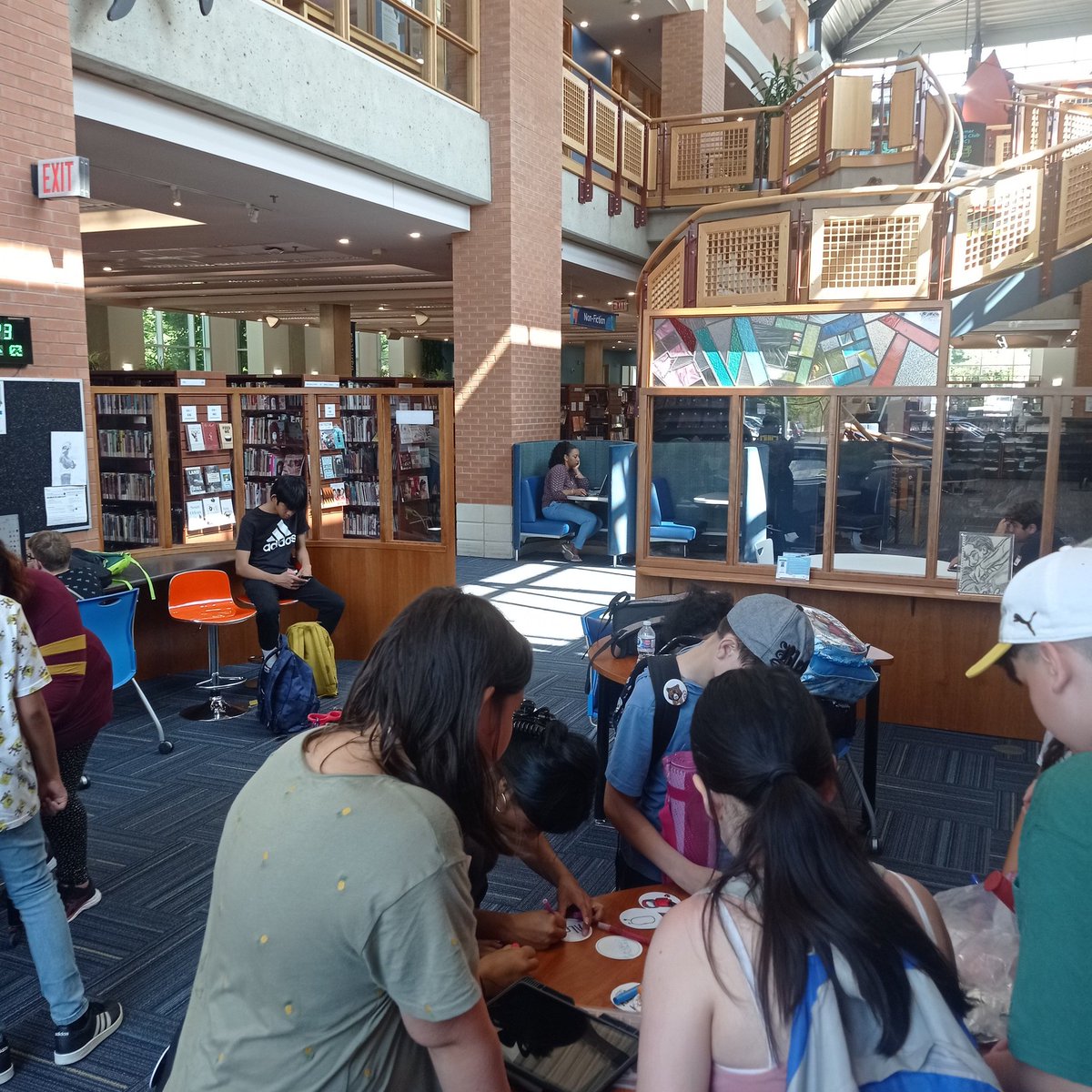 ignas_christine's tweet image. Newcomer Summer School is back exploring the @cityofbarrie and @simcoecounty.
Today we&apos;re visiting the @BPL_inthecity  - so many fun things to do other than find books!
#ozobots
#buttonmaking #experientiallearning