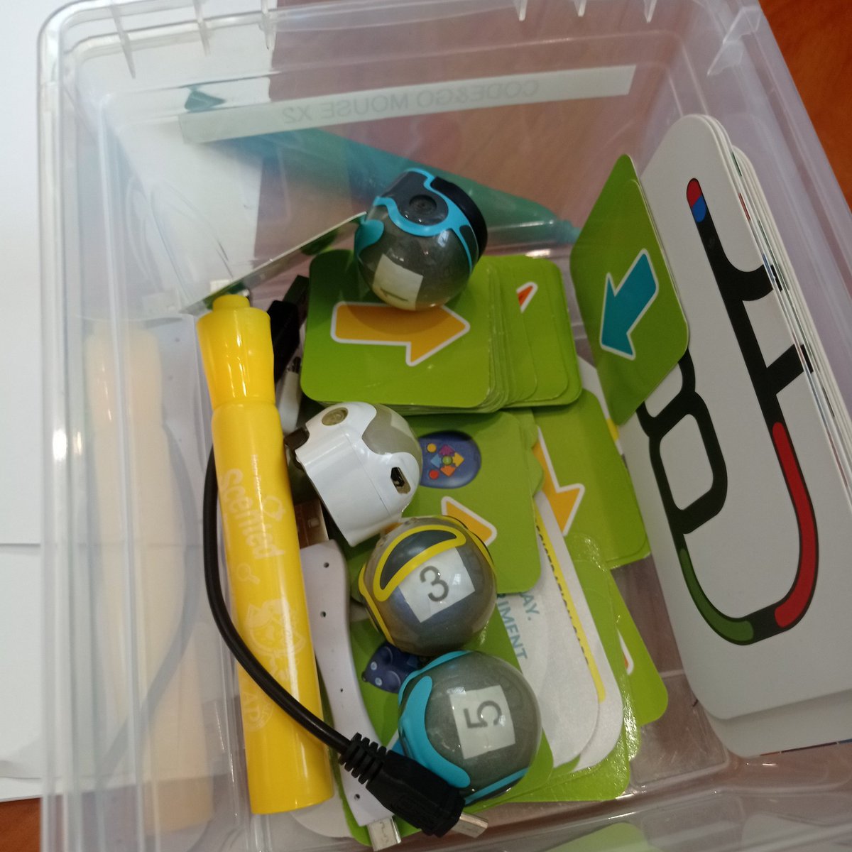 ignas_christine's tweet image. Newcomer Summer School is back exploring the @cityofbarrie and @simcoecounty.
Today we&apos;re visiting the @BPL_inthecity  - so many fun things to do other than find books!
#ozobots
#buttonmaking #experientiallearning