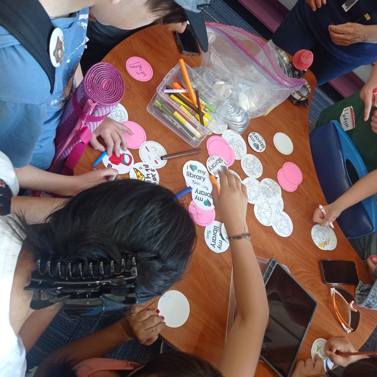 ignas_christine's tweet image. Newcomer Summer School is back exploring the @cityofbarrie and @simcoecounty.
Today we&apos;re visiting the @BPL_inthecity  - so many fun things to do other than find books!
#ozobots
#buttonmaking #experientiallearning