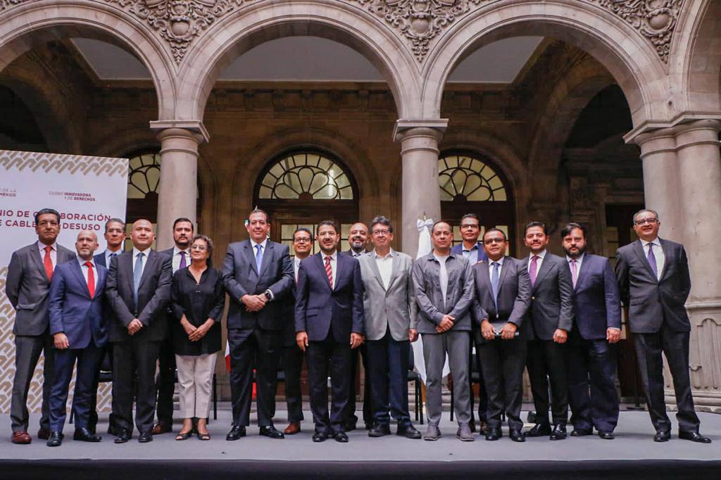 PPmerino's tweet photo. Seguramente han ido por la calle y visto postes saturados de cables o incluso, cables colgando que representan un riesgo para las personas. 

Ayer se firmó un convenio importantísimo para resolver este problema, entre @GobCDMX y todas las empresas telecom. --> https://t.co/6Mh41Oc5p9