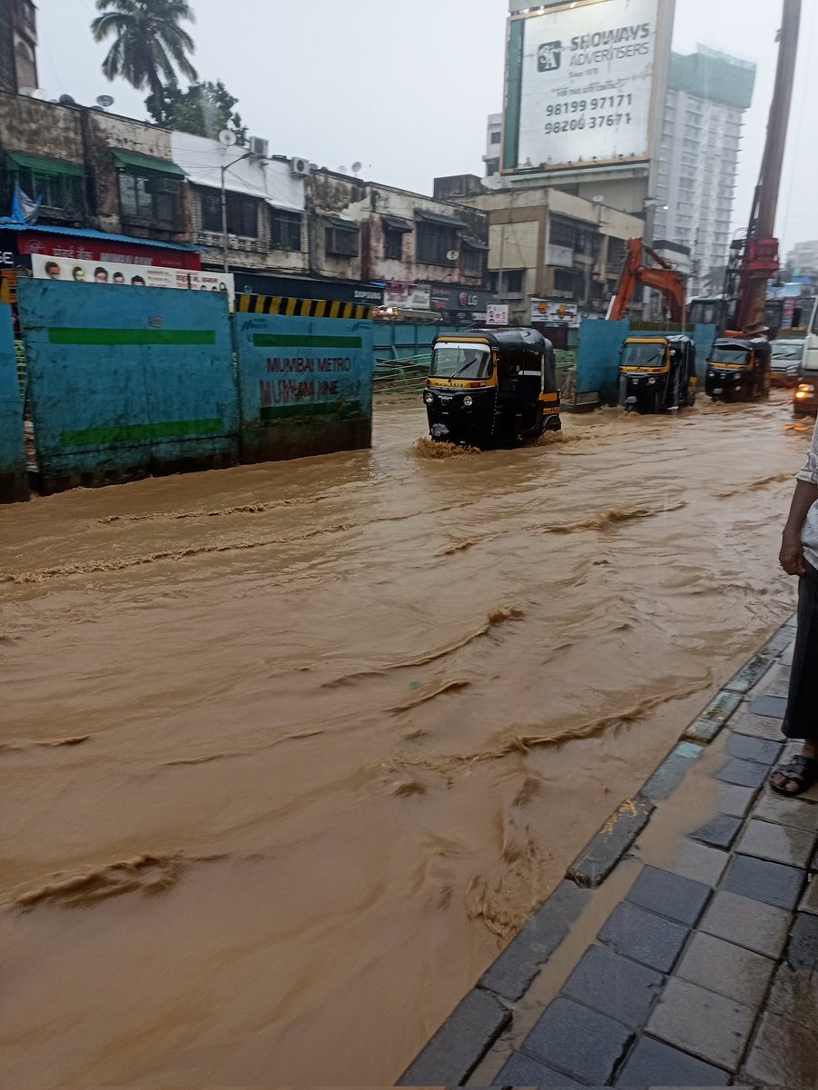 ChetnaYerunkar's tweet photo. Round one goes to #Baarish @MMRDAOfficial @mybmc https://t.co/5MuPTKcre4