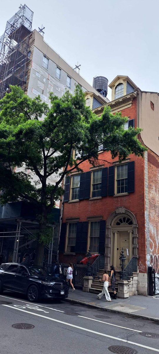 If you ever visit New York City, please stop by the @MerchantsHouse and support this amazing historic place. It is a time machine that takes you back 200 years to how privileged people lived during the 19th century. This museum is a hidden treasure in the city.