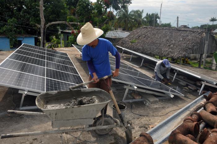 🌎 El uso de paneles solares para el sistema de bombeo de agua tiene sus antecedentes en Cienfuegos a partir del montaje del primero de esos equipos en el asentamiento de San Marcos, perteneciente al municipio de Lajas.
#CopextelSostenible
#CubaViveYTrabaja