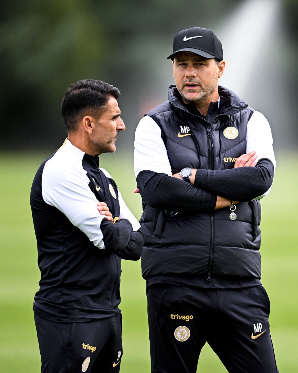 🚨 New Chelsea head coach Mauricio Pochettino on the training pitch at Cobham. 

(📸 <a href="/ChelseaFC/">Chelsea FC</a>)
