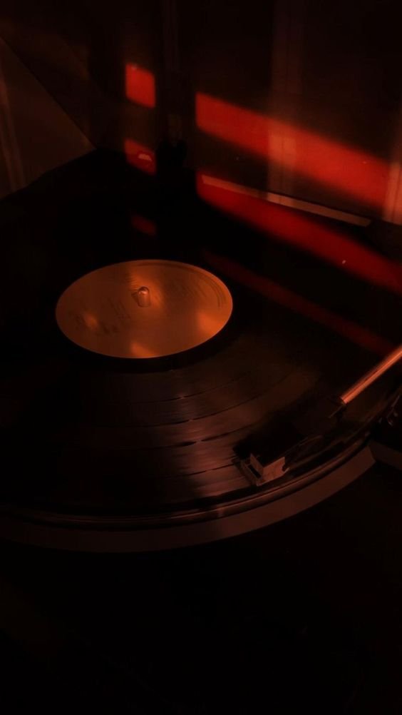 ' 𝐵𝑎𝑏𝑦, 𝑐𝑎𝑛 𝑦𝑜𝑢 𝑠𝑡𝑎𝑦 𝑓𝑜𝑟 𝑎 𝑚𝑖𝑛𝑢𝑡𝑒? 
         𝐼 𝑤𝑎𝑛𝑡 𝑦𝑜𝑢 𝑡𝑜 𝑠𝑡𝑎𝑦 𝑓𝑜𝑟 𝑎 𝑚𝑖𝑛𝑢𝑡𝑒
        𝐴 𝑤ℎ𝑖𝑙𝑒 𝑚𝑜𝑟𝑒 '

เสียงใสดังก้อง นิ้วเรียวเปิดหน้ากระดาษไปมา ทั้ง ๆ ที่ตั้งใจอ่านขนาดนั้น แต่ปากเล็กก็ยังร้องตามทำนองอย่างถูกต้อง