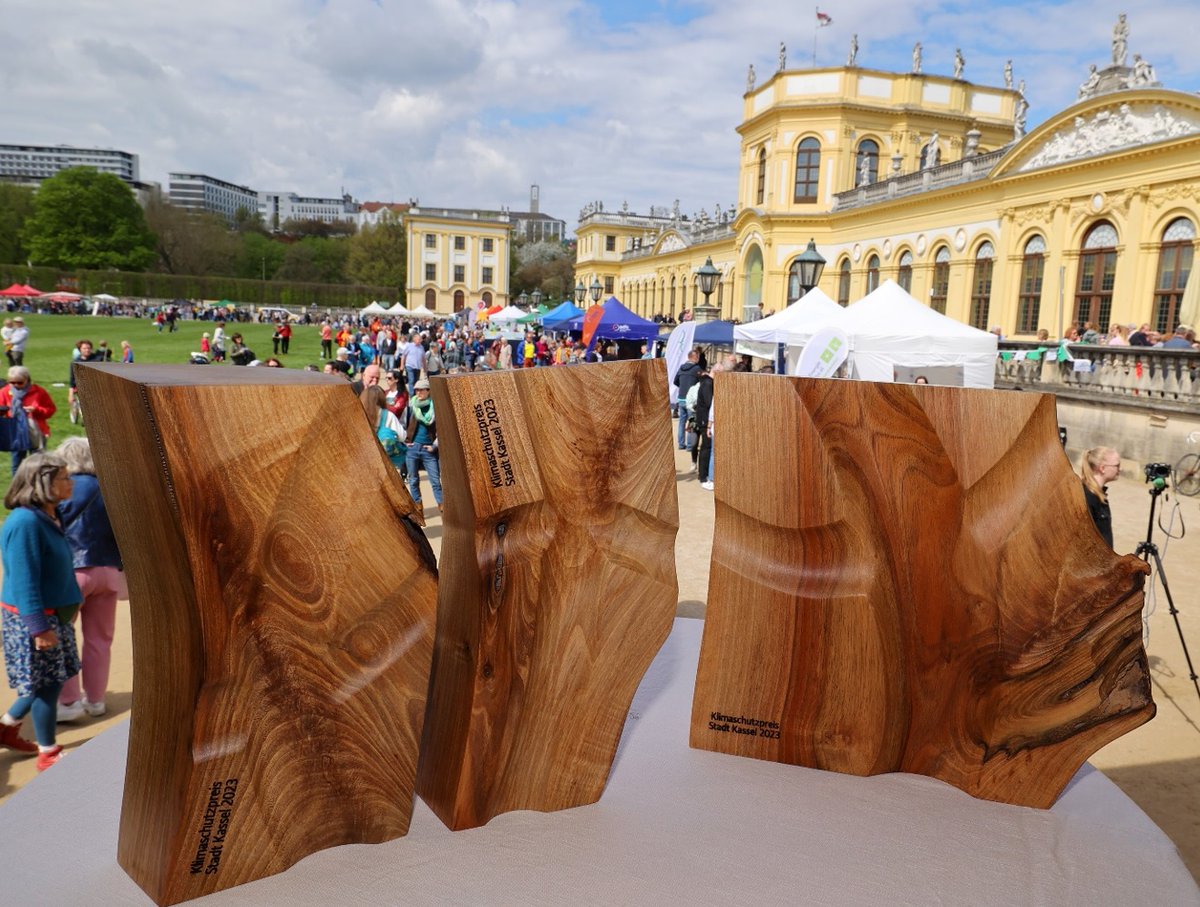 Start der Bewerbungsphase für den Kassler #Klimaschutzpreis! Der Preis wird in den drei Kategorien Privatpersonen, Personengruppen sowie Unternehmen vergeben und umfasst ein Preisgeld von insgesamt 3000 Euro. Bewerbungsschluss ist der 31. Dezember 2023. kassel.de/klimapreis