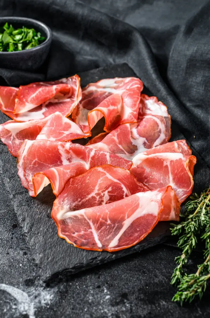 NaturaliaBV's tweet photo. Pancetta Coppata
De Pancetta Coppata is vooraf handmatig gemasseerd, gezouten en gekruid en heeft 3 maanden aan de lucht mogen drogen en rijpen. 
Bekijk voor meer informatie op onze website: https://t.co/Ig9ODsY577 https://t.co/pJGakeWySy