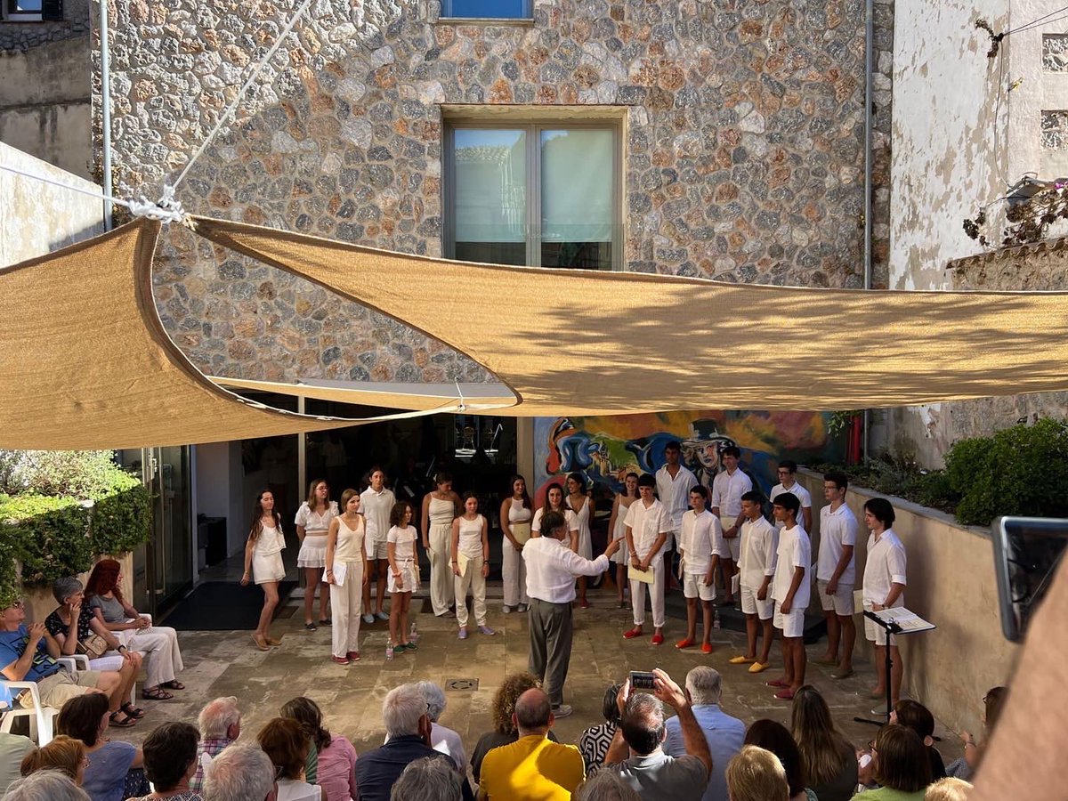 CorCabirol's tweet photo. Tornem feliços de Mallorca. Una estada plena de vivències i experiències que no oblidarem. Tres dies plens de música, convivència, dansa i visites que ens han deixat petjada a cada un de nosaltres.
Un gran agraïment a la @coralCanigo i a la @fccollbardolet https://t.co/FO5ZRZD8dx