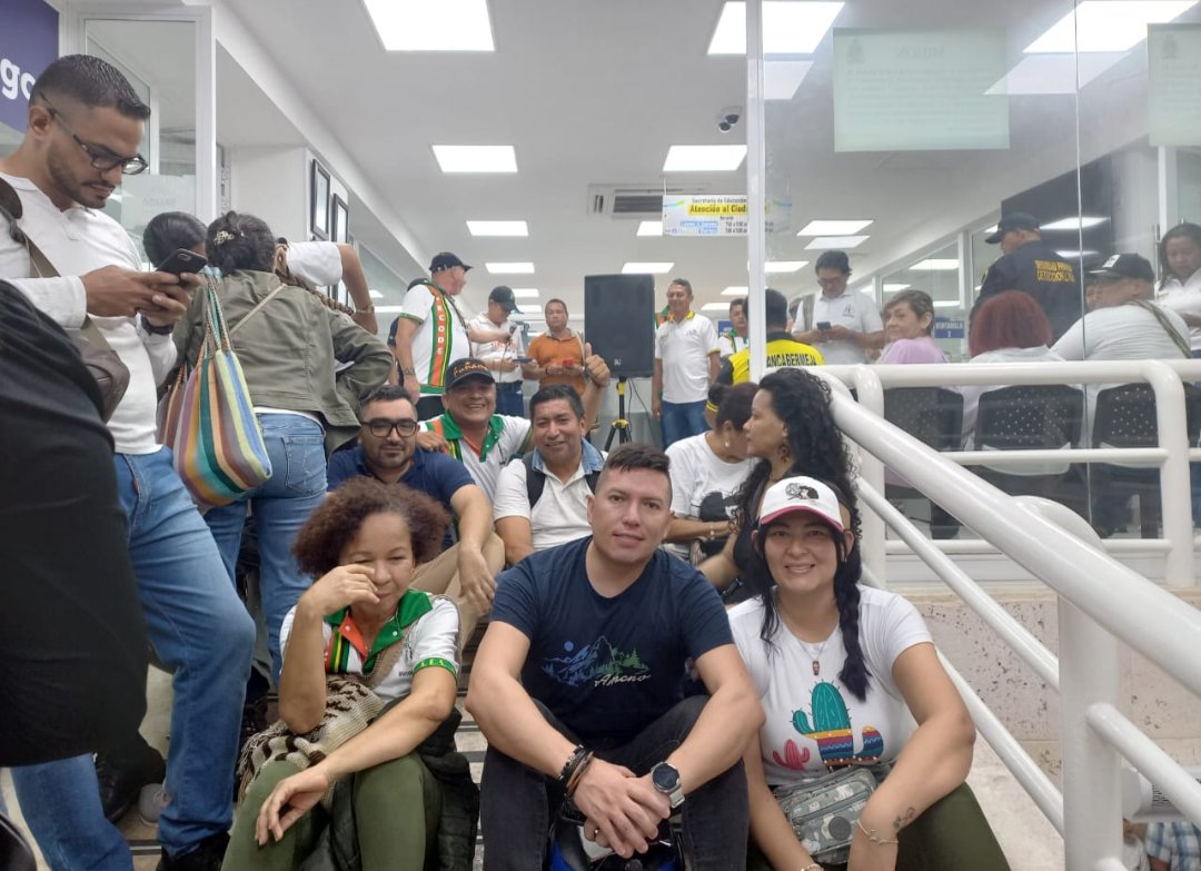 WILLYCARMONAM's tweet photo. Magisterio Barrancabermeja adelanta Paro 24 horas exigiendo justo derecho pago de su salario con retroactivo 2023 y la prima de servicios.
La economía familiar de los docentes requiere los pagos oportunos por parte del patrón
@Mineducacion @OscarG_Sanchez @AuroraVergaraF1 @fecode https://t.co/jpMTL2MdN5