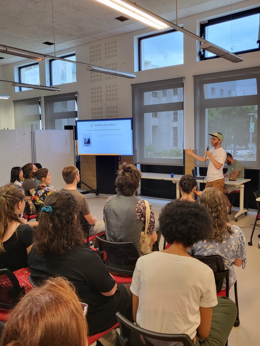 ComsciconFra's tweet photo. Dernier atelier du jour 2️⃣, exercice phare 💡de #CSCFra23, c'est le début du très attendu #publithon ✒️ https://t.co/S8YRl4ZXvH