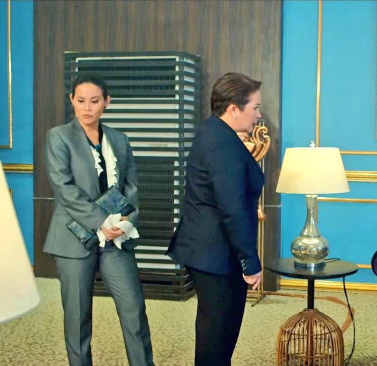 rona_marabella's tweet photo. On the other hand, i really like the transition of Leona and Olga - from hiding their relationship to the world to fearlessly facing the future. It's nice seeing them ready to defend & protect each other to whoever comes on their way.
#DLInheritance #dirtylinen #leolga https://t.co/S3uSDHYAN1