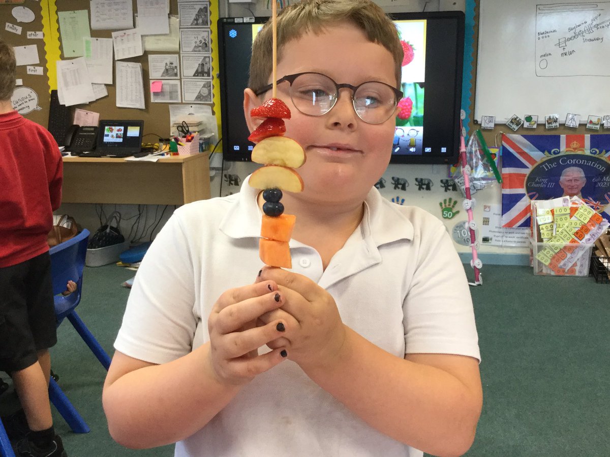 Creating fruit kebabs with those fruits grown through pollination.  @LlanmartinPrim #ethicallyinformed #ambitiouscapablelearners #bees