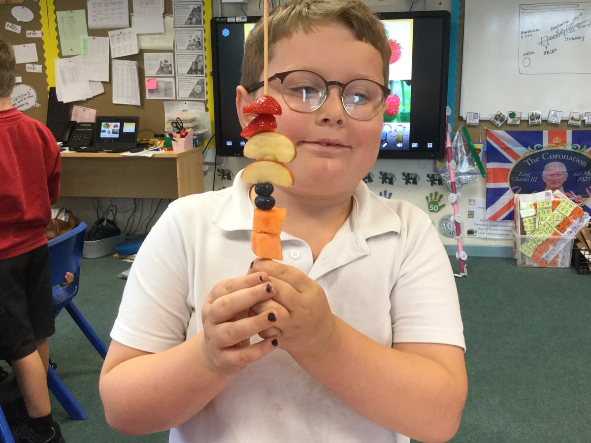 Cardiff2021's tweet photo. Creating fruit kebabs with those fruits grown through pollination.  @LlanmartinPrim #ethicallyinformed #ambitiouscapablelearners #bees https://t.co/A1mcSmq5Kq