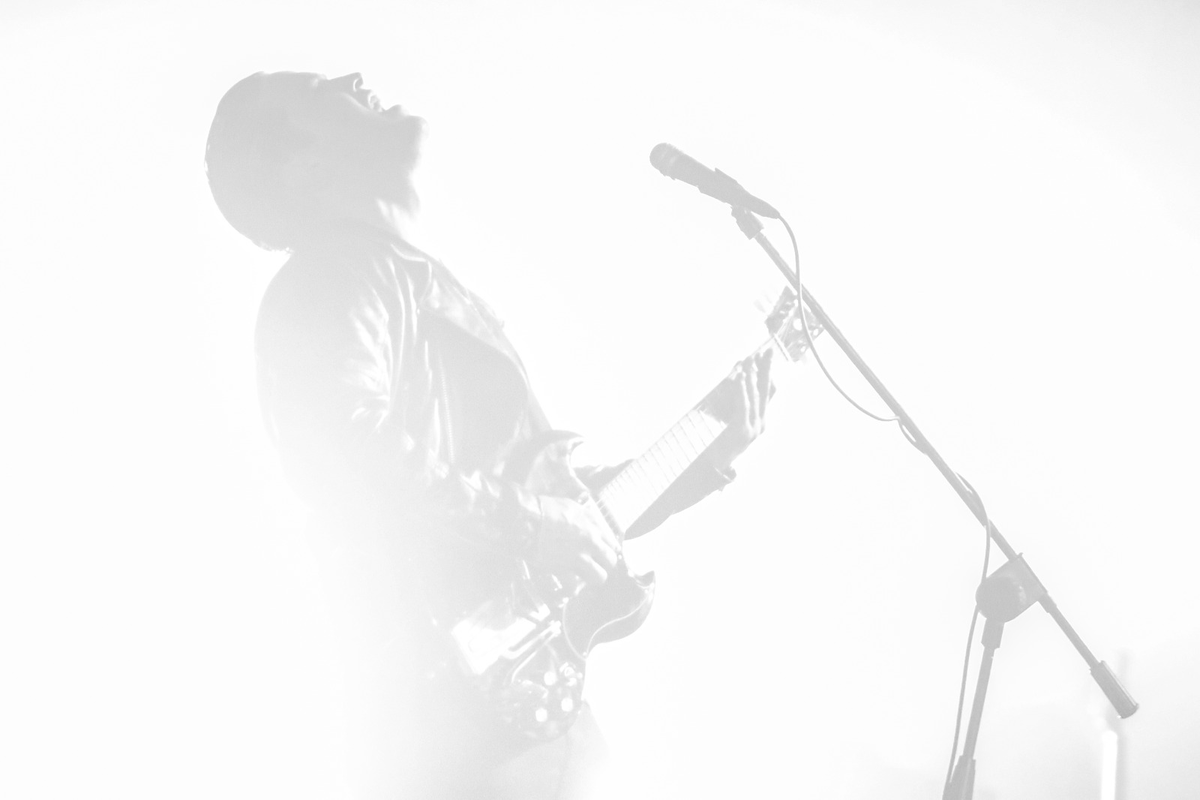 Esta noche es el concierto de <a href="/RodrigoSolo_/">Rodrigo Gonsalves</a>. Dejo por aquí cuatro fotos que le hice en anteriores shows, en distintos años, comenzando por una de cuando presentó su proyecto solista en Caracas (¡en 2015!), y otras con <a href="/VINILOVERSUS/">VINILOVΞRSUS</a>. Ahí las dejo. Vayan a verlo.