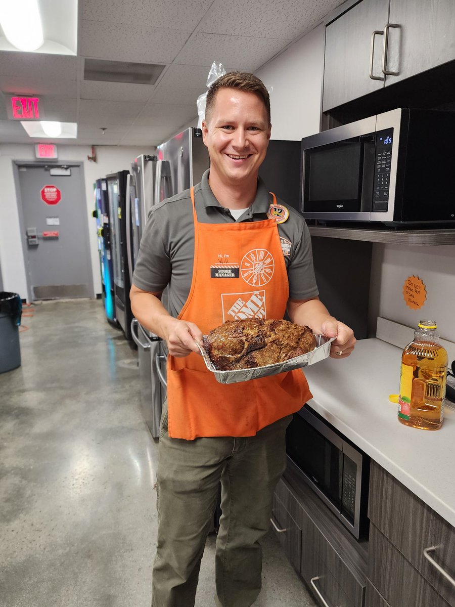 We got our new store manager Will smoking up a nice pulled pork!! Happy 4th 🇺🇲🇺🇸