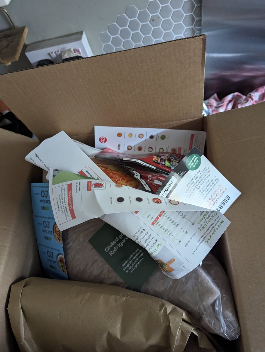 MadTom__'s tweet photo. @HelloFreshUK I guess the packer was in a rush??? https://t.co/2zcPQlDx69
