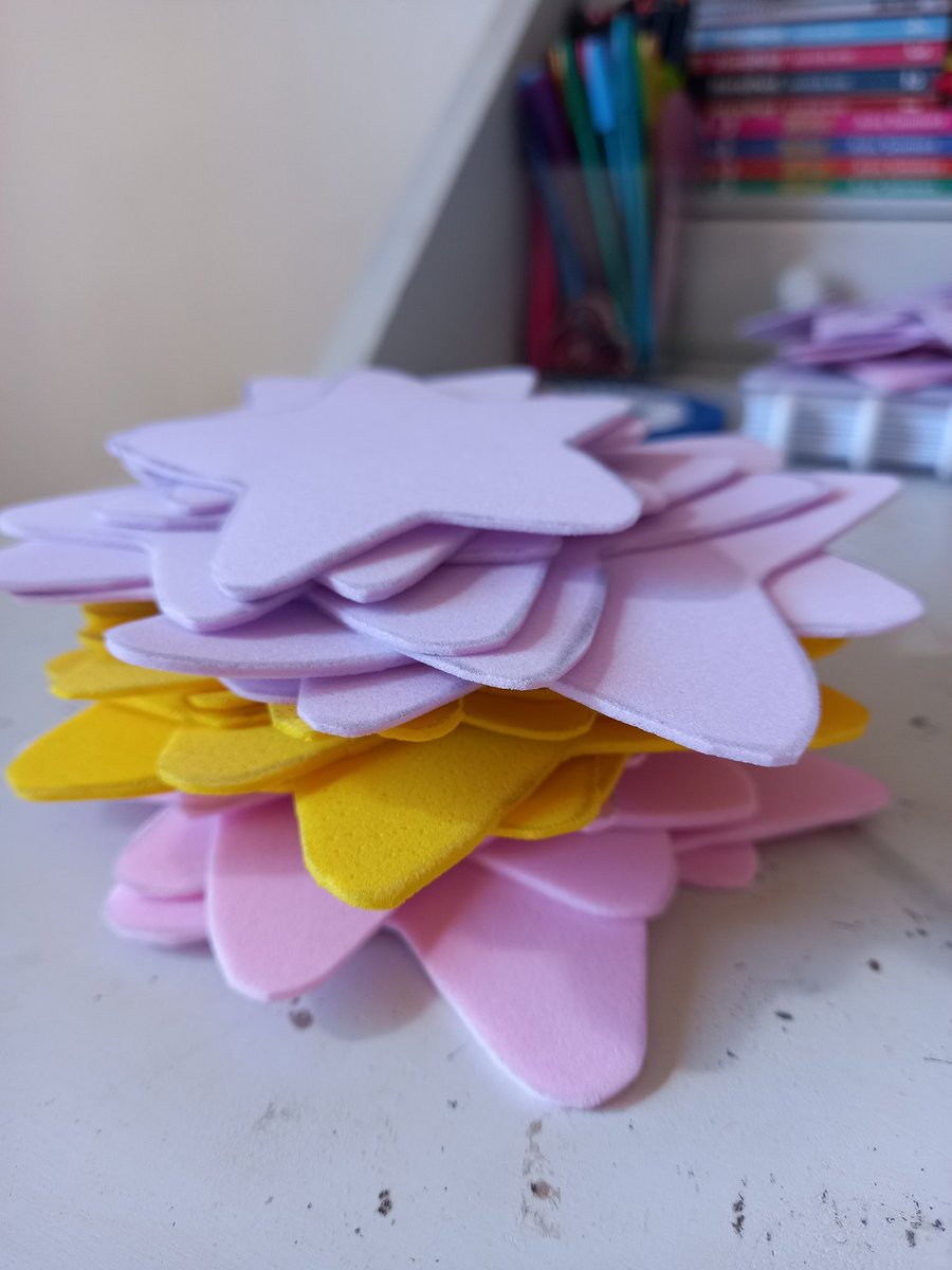 study4ive's tweet image. e assim encerro a produção de estrelinhas ☝🏻 ainda hoje vou comprar o fio pra colocar todas no teto!