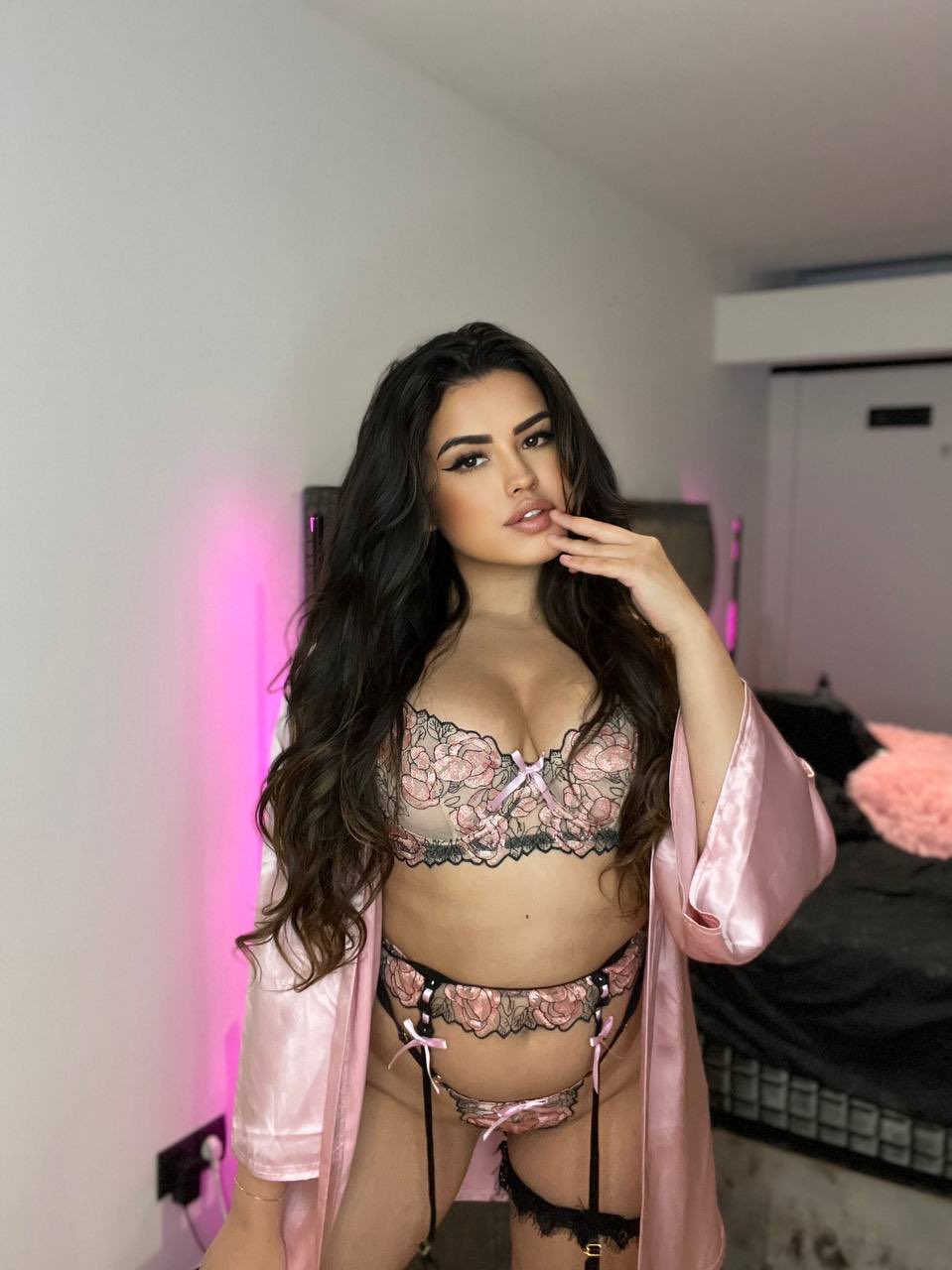 Laila Gomez on Twitter: "Can’t keep my hands to myself 👄 https://t.co/wWQvvycVxC" / Twitter