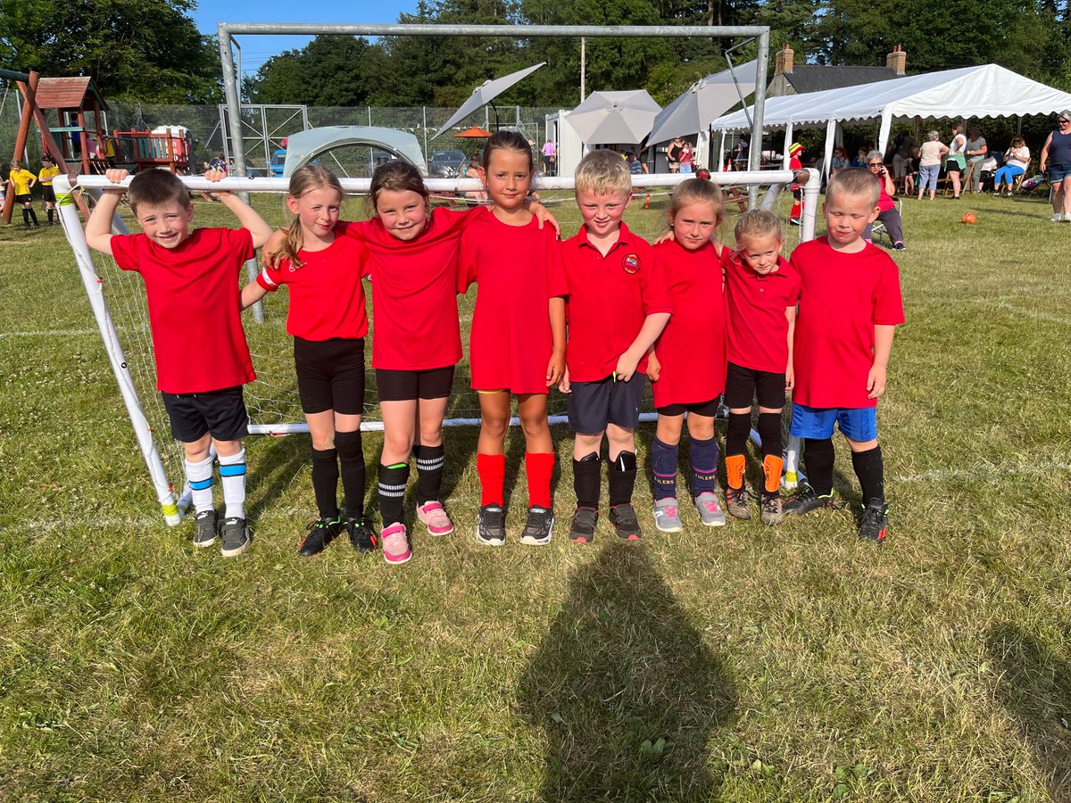 Noson arbennig yn nhwrnamaint pel-droed Llanfihangel-ar-arth blwyddyn 1, 2 a 3. ⚽️ #ymaacacwllanllwni #hedyddhyderusllanllwni