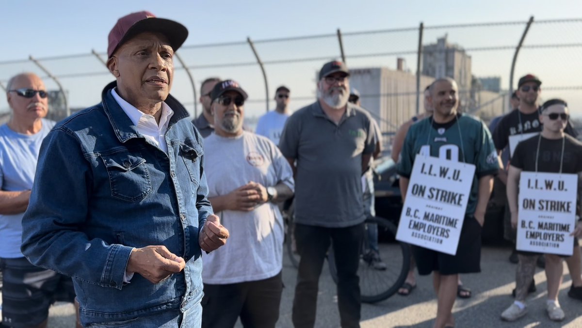 joulenejoulene's tweet photo. INTERNATIONAL SOLIDARITY #supermoon 
#ilwucanstrike #digitalpicketline #longshoreVictory #ilwu #ilwucanada @KiwiMUA @DispatcherIlwu @bcfed @CanadianLabour @MaritimeUnionAU @ILWUCanada https://t.co/W9f5PuhXcl